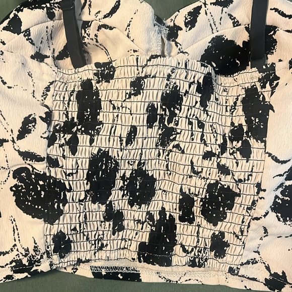 Crop top, black and tan floral print size medium - Picture 4 of 5